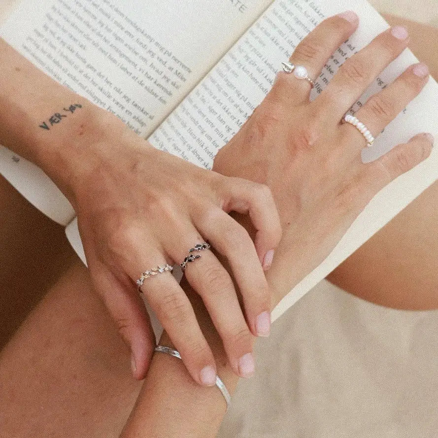 Alina leaf ring (black)