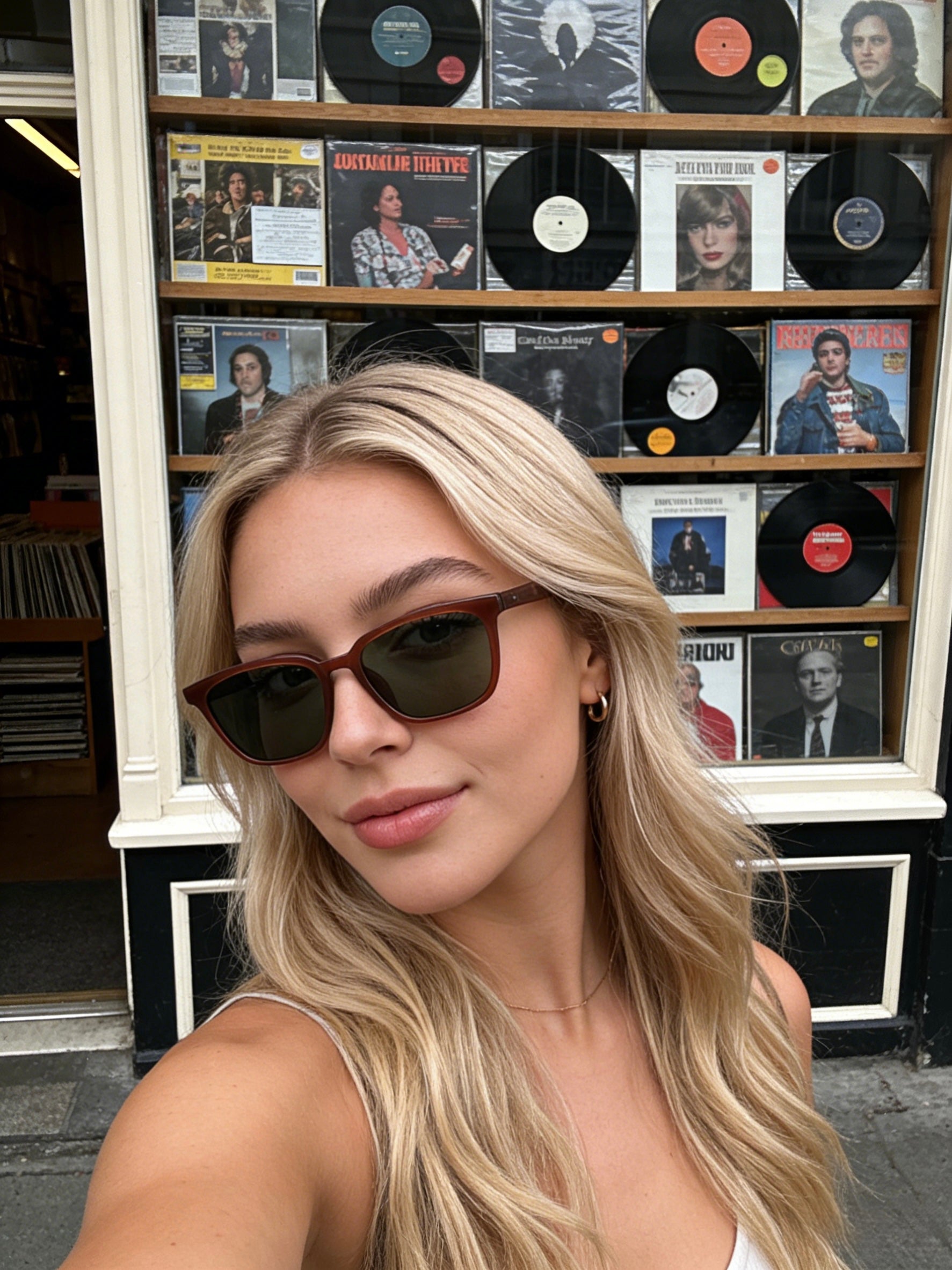 Retro caramel frame sunglasses featuring polarized lenses and 100% UV protection, classic aesthetic eyewear in earthy tones.