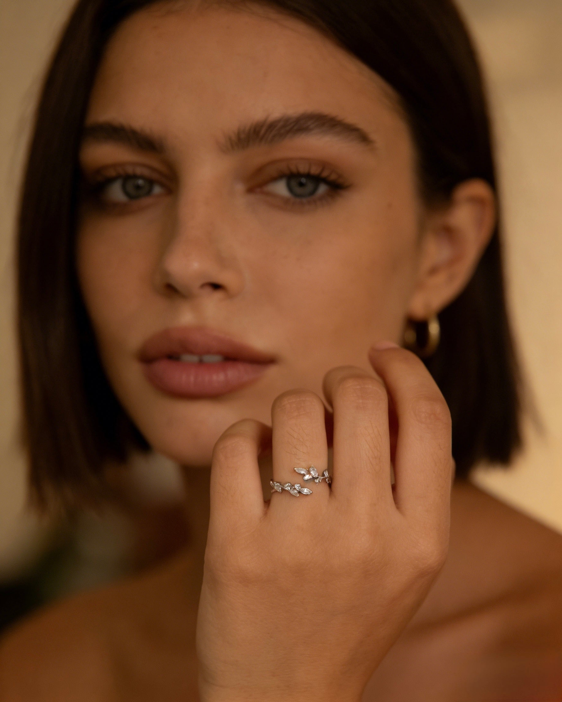 Alina leaf ring (white)