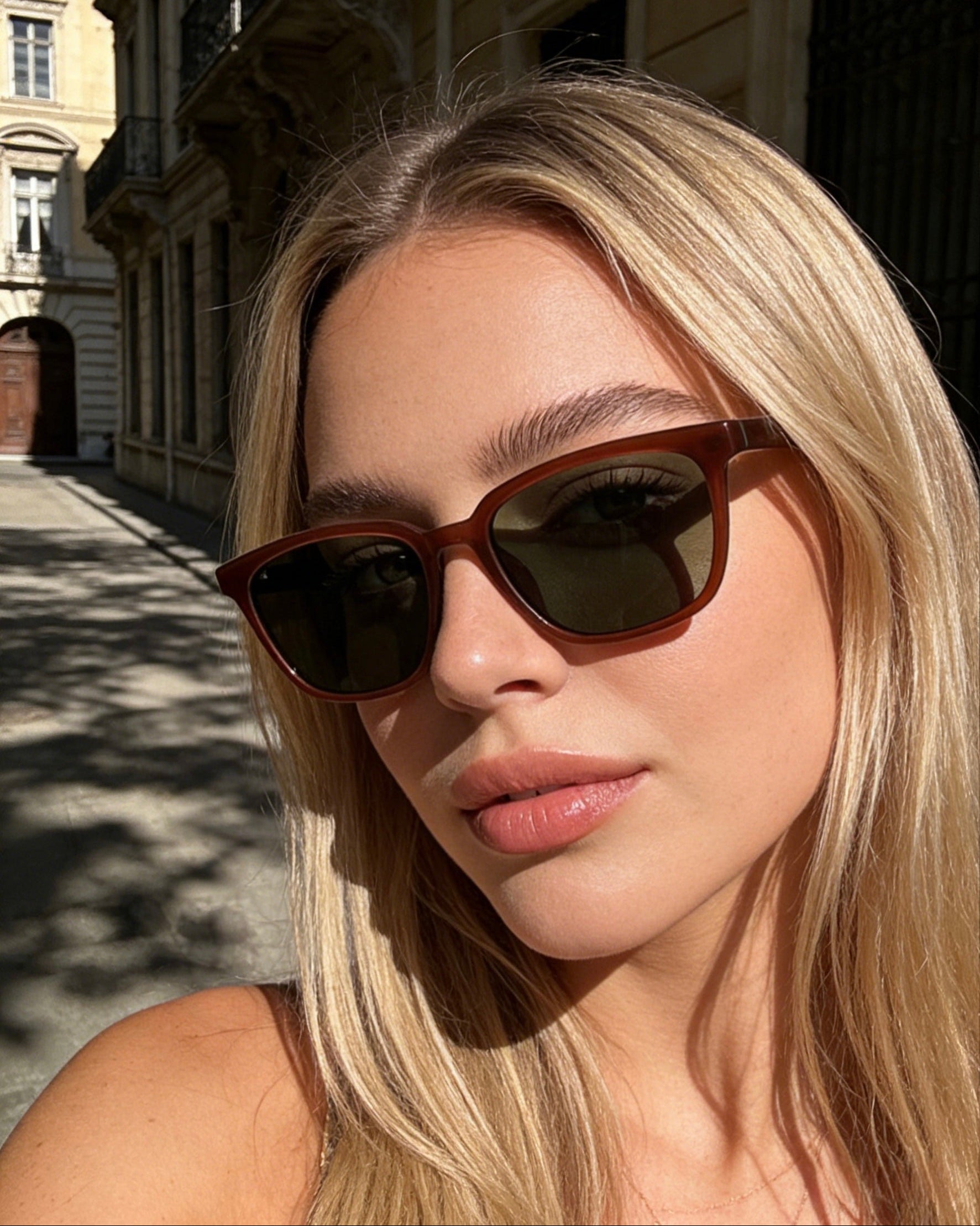 Retro caramel frame sunglasses featuring polarized lenses and 100% UV protection, classic aesthetic eyewear in earthy tones.