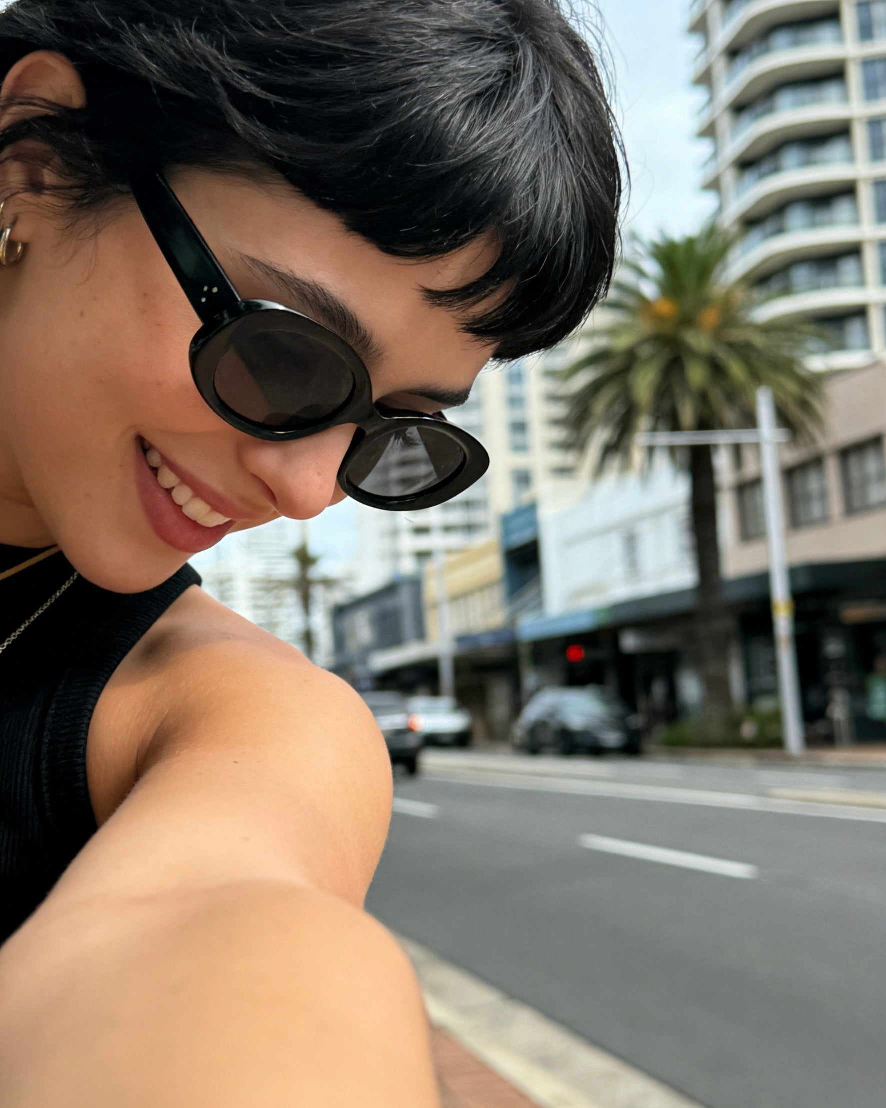 Minimalist black bold oval sunglasses featuring dark polarized lenses and 100% UV protection, aesthetic chic fashion eyewear.
