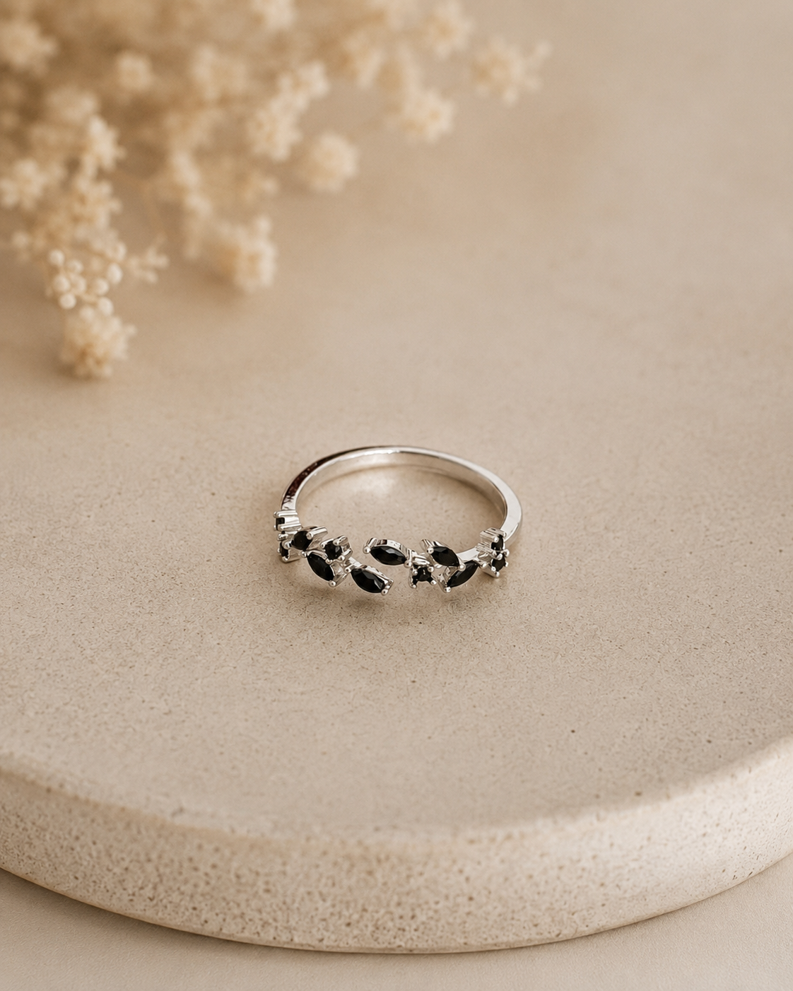 Alina leaf ring (black)