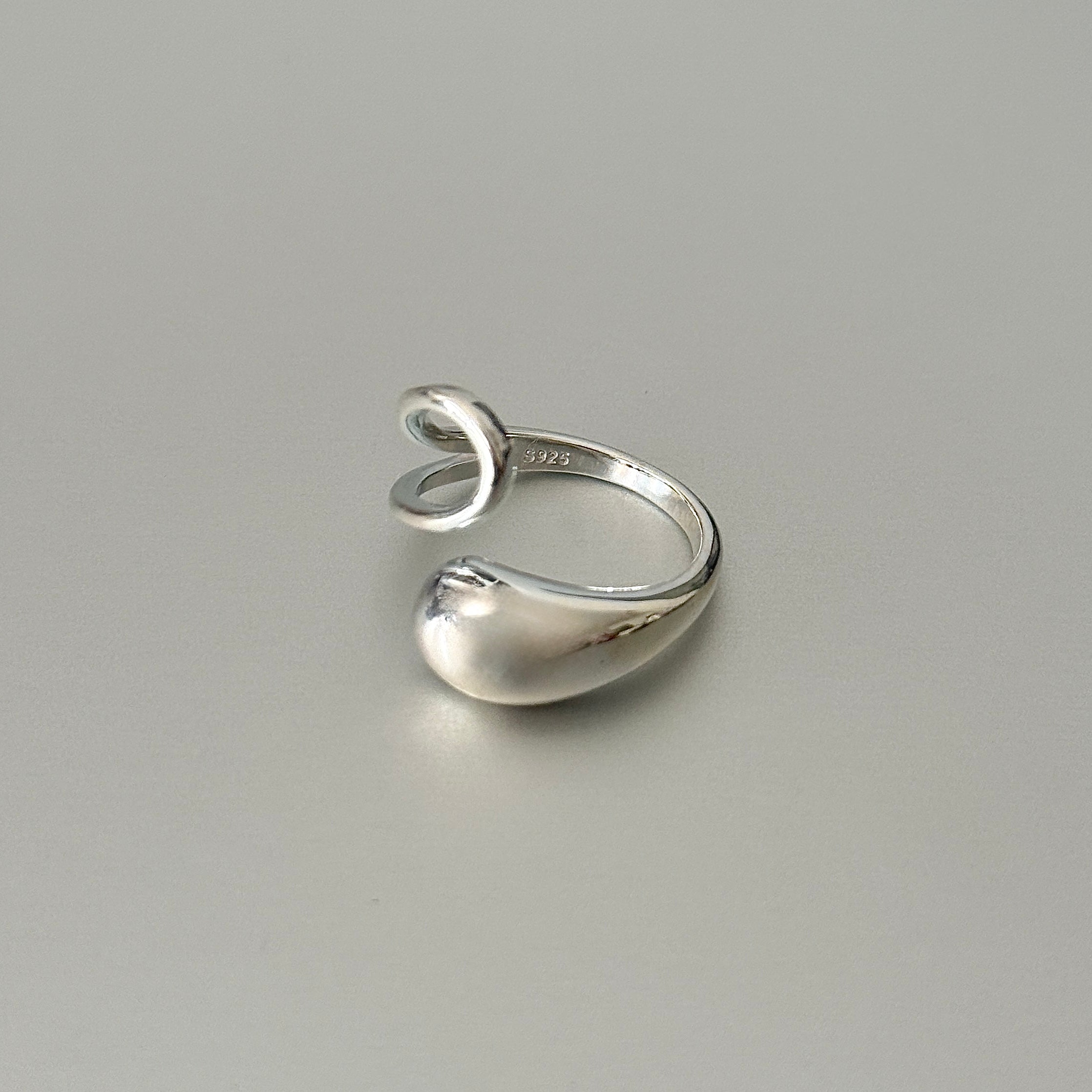 Sleek minimalist 925 sterling silver statement ring with fluid curved design – polished metallic luxury jewelry for modern sophisticated style