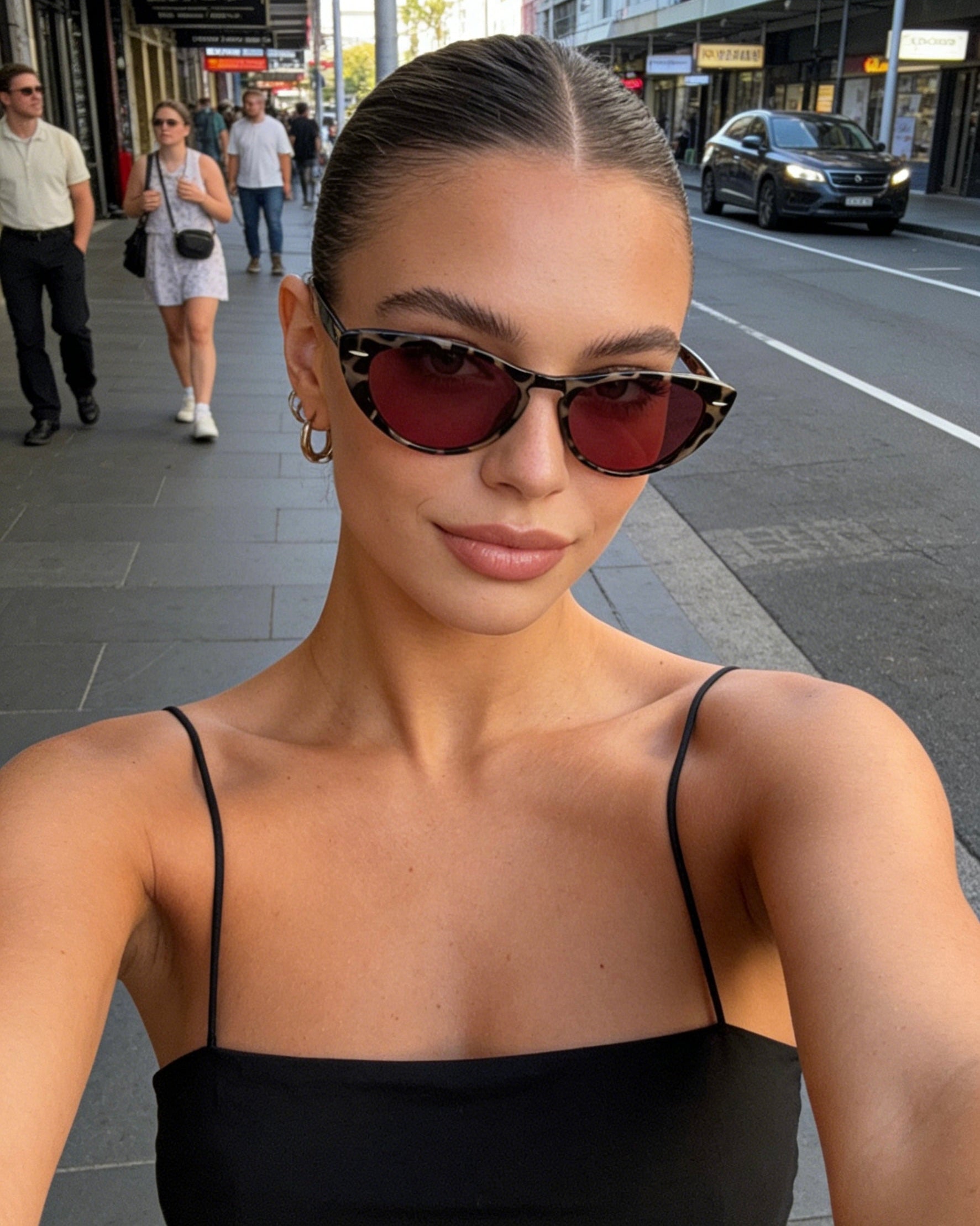 Retro leopard print cat-eye sunglasses with red lenses featuring red polarized lenses and 100% UV protection, high-end fashion eyewear.