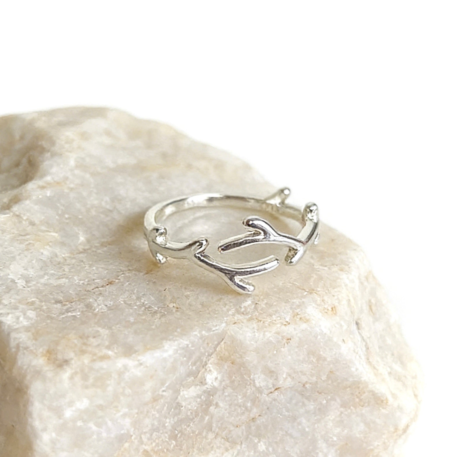 Evie leaf ring