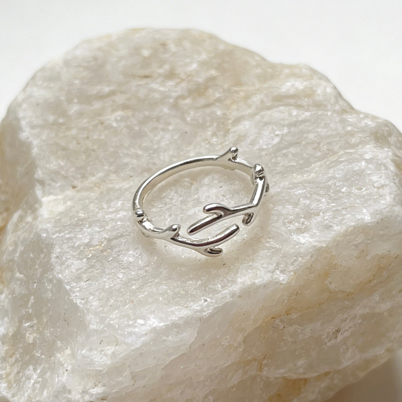 Evie leaf ring