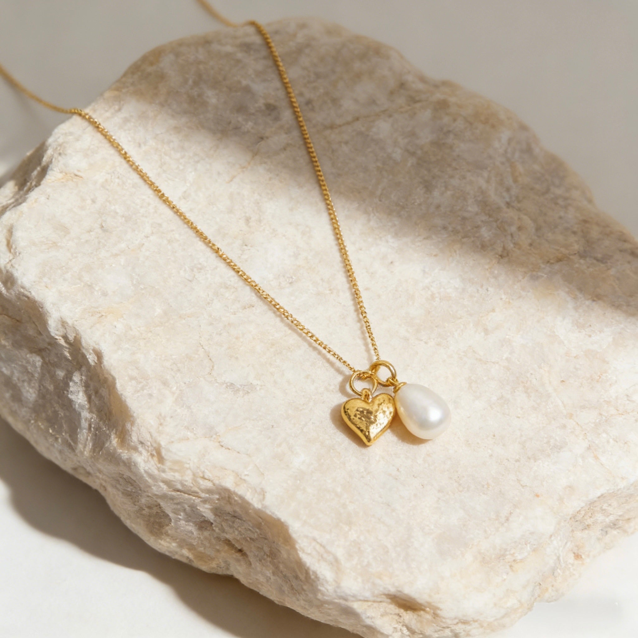 Versatile 18K gold plated necklace with detachable hammered heart and natural teardrop freshwater pearl pendants for customizable minimalist style