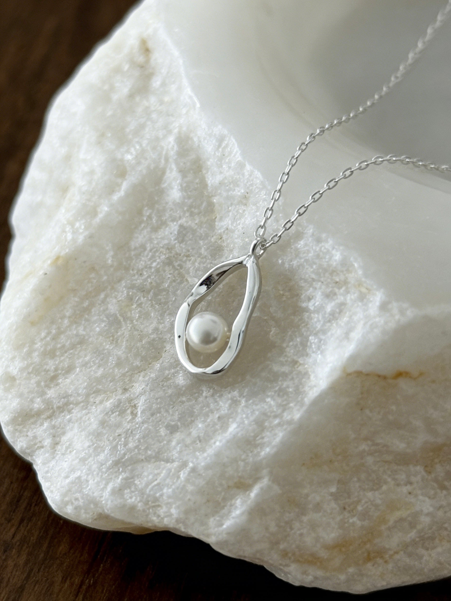 18k silver Organic Teardrop Pearl Pendant Necklace, Dainty Minimalist Jewelry. Minimalist silver Plated Pearl Pendant Necklace, Everyday Wear Delicate Chain