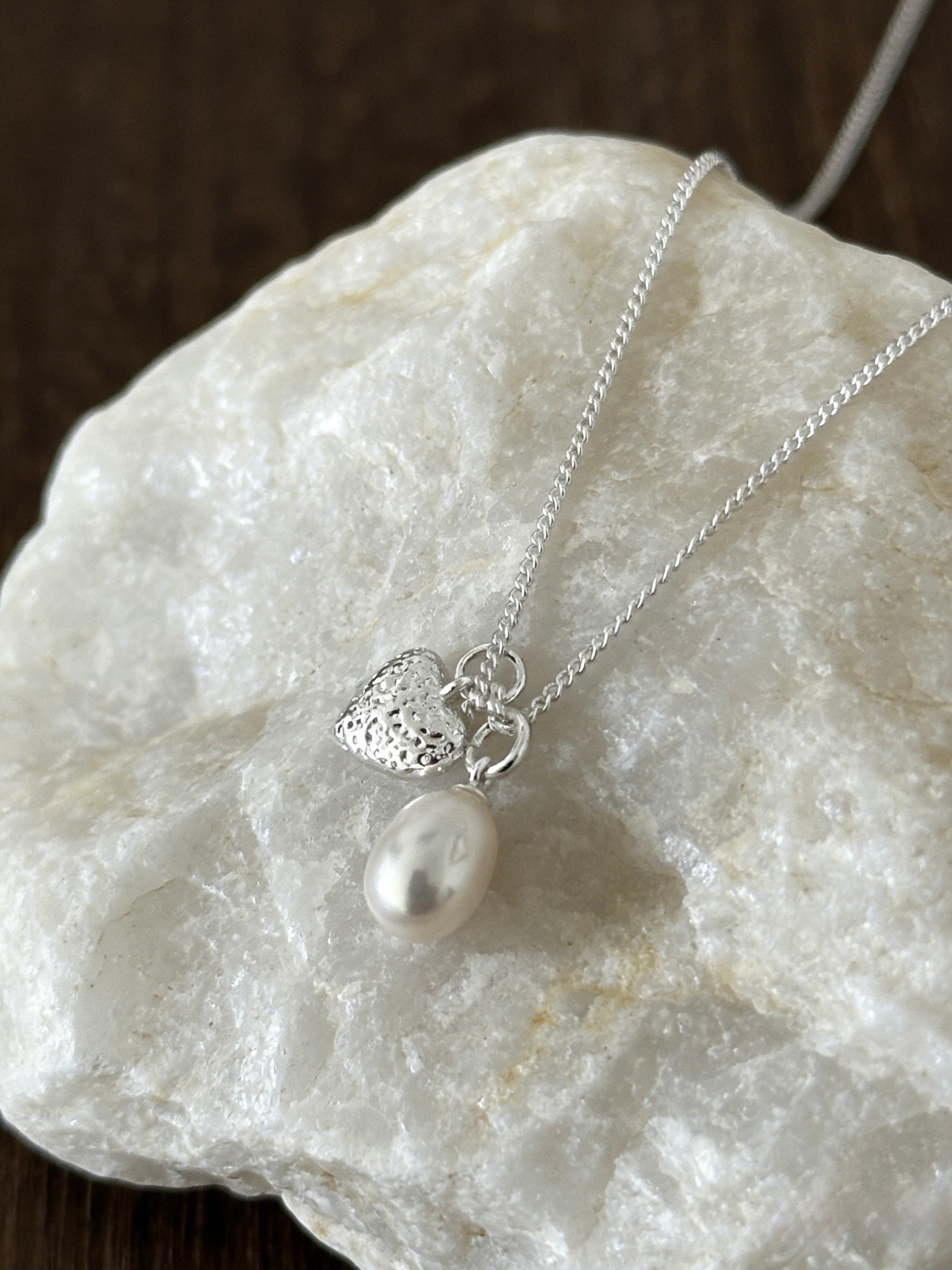Versatile 18K gold plated necklace with detachable hammered heart and natural teardrop freshwater pearl pendants for customizable minimalist style