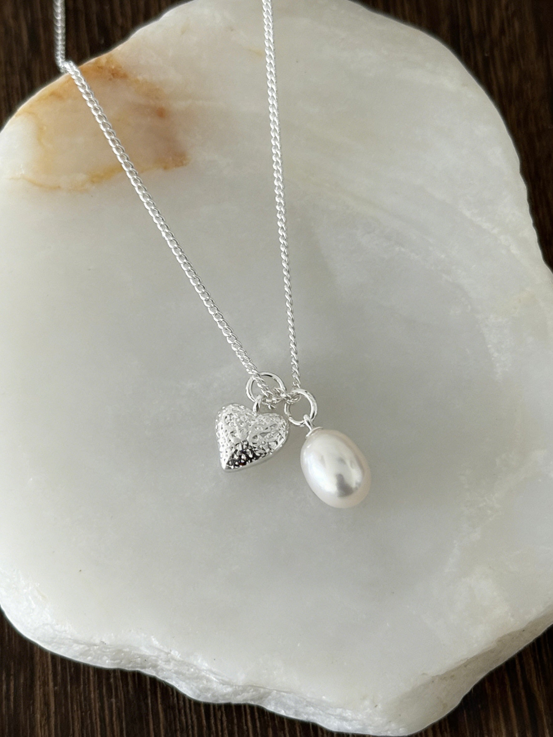 Versatile 18K gold plated necklace with detachable hammered heart and natural teardrop freshwater pearl pendants for customizable minimalist style