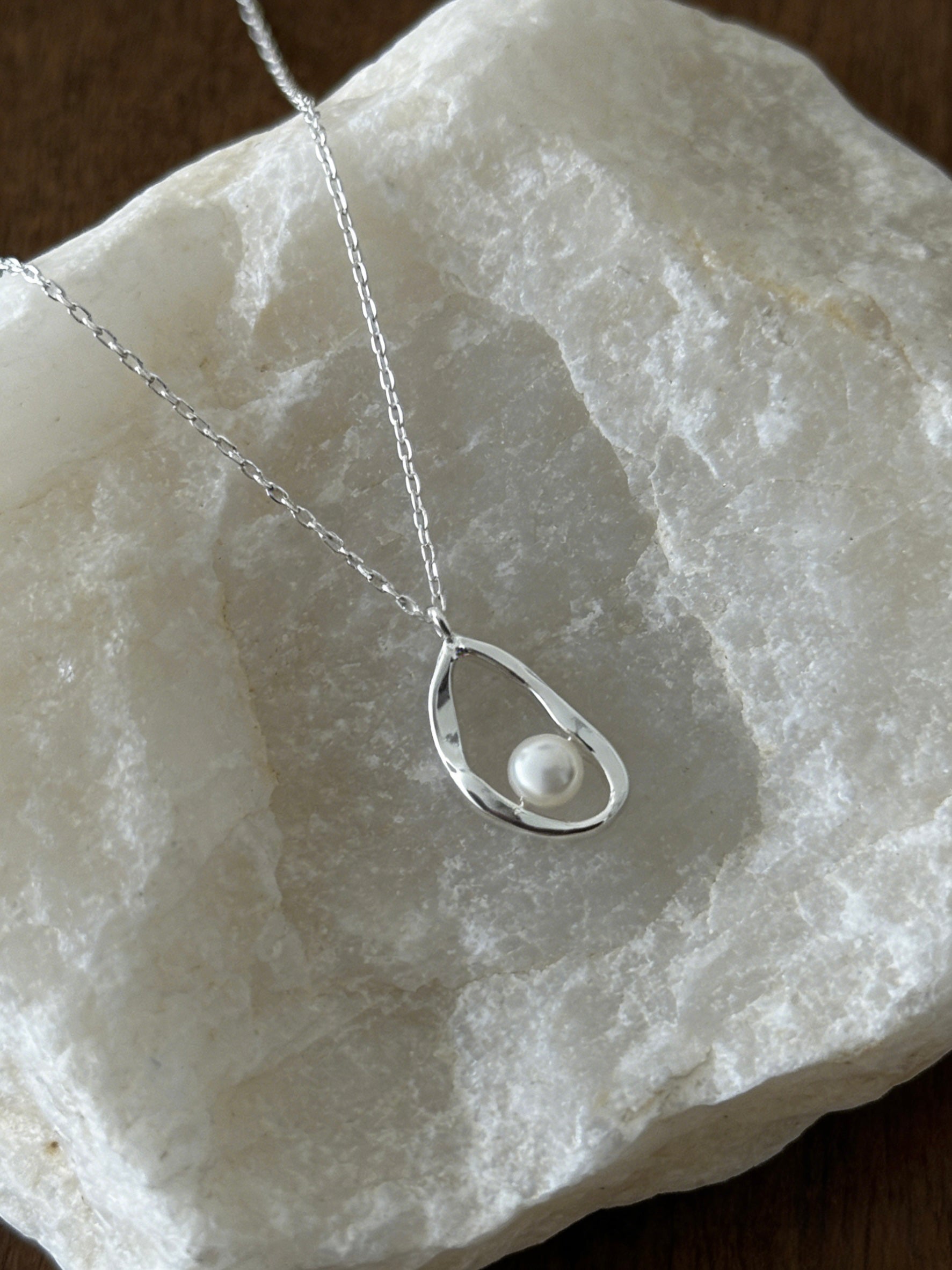 18k silver Organic Teardrop Pearl Pendant Necklace, Dainty Minimalist Jewelry. Minimalist silver Plated Pearl Pendant Necklace, Everyday Wear Delicate Chain