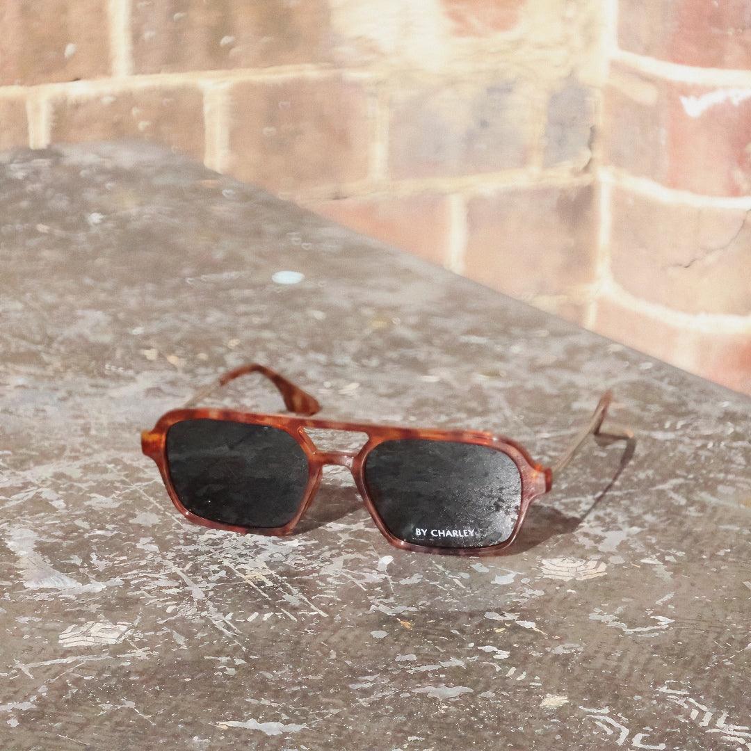 unisex vintage aviator sunglasses with modern polarised lenses. Stylish pilot sunglasses inspired by classic vintage fashion.