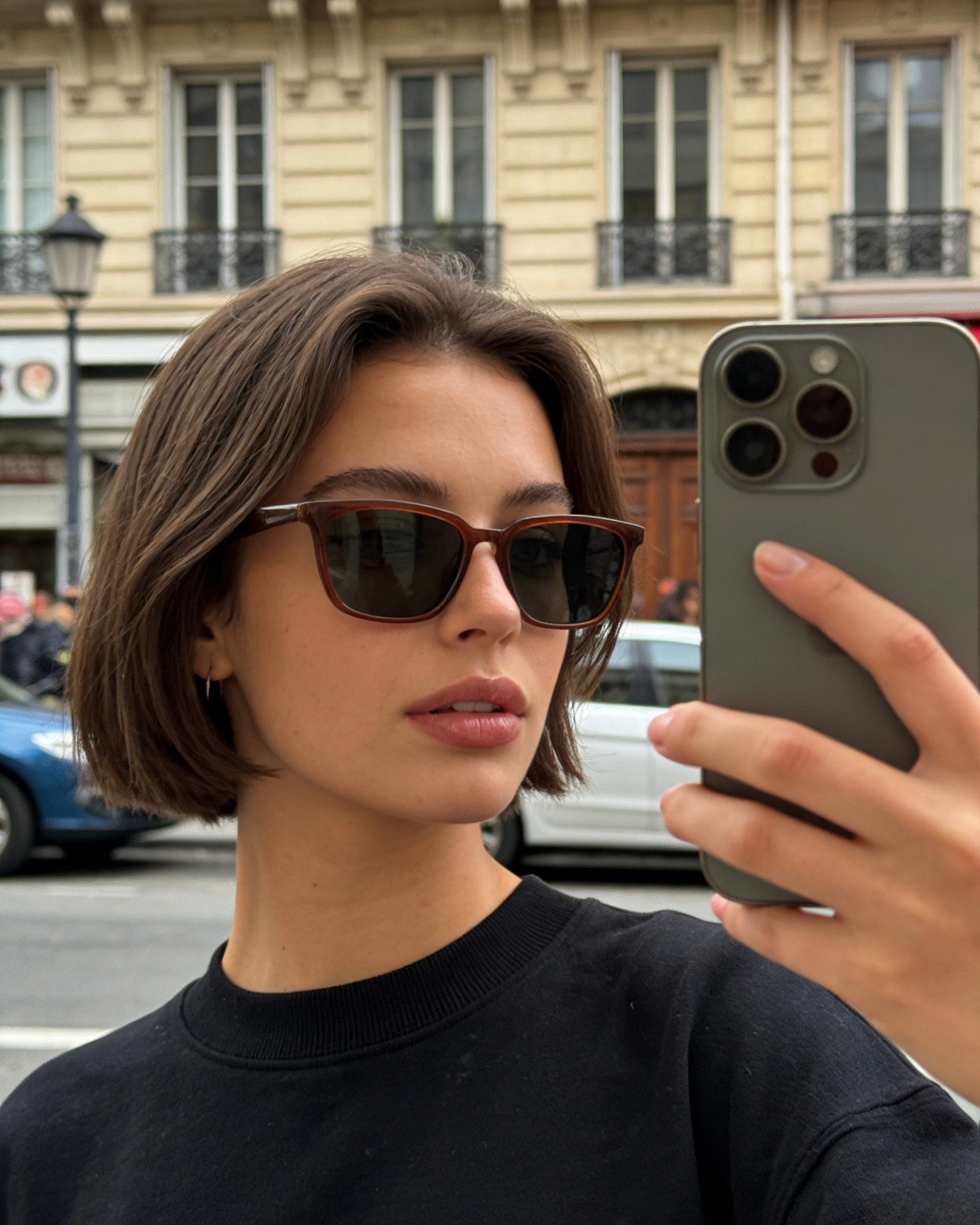 Retro caramel frame sunglasses featuring polarized lenses and 100% UV protection, classic aesthetic eyewear in earthy tones.
