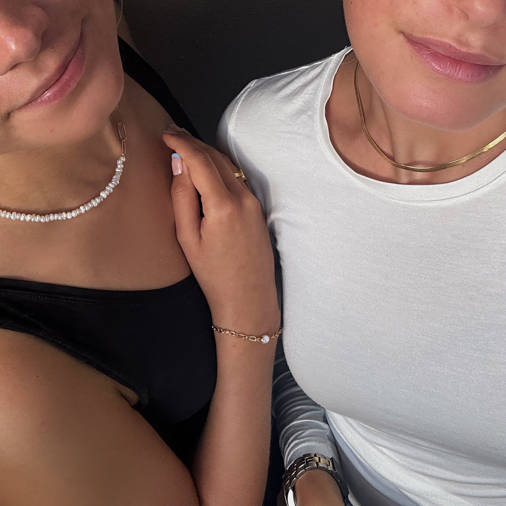  18K gold plated stainless steel link bracelet with a single freshwater pearl center minimalist gold chain jewelry for women. Bridal gift for her.