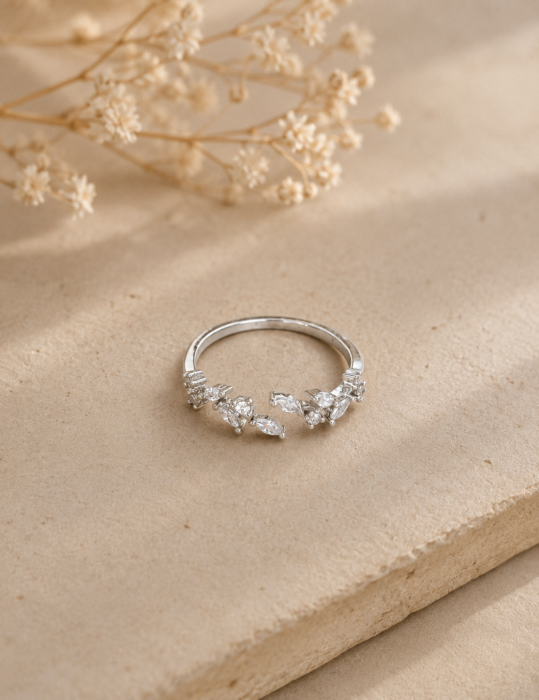 Alina leaf ring (white)