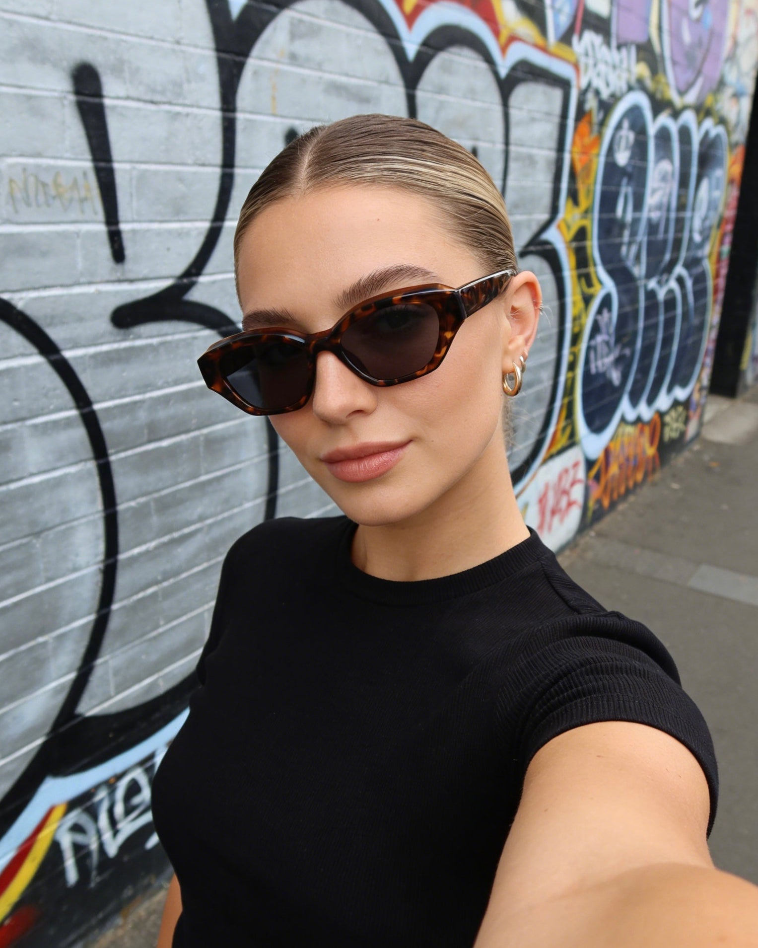 Stylish unisex polarized cat-eye sunglasses by By Charley, featuring a classic tortoiseshell frame that offers 100% UV protection and glare reduction for a bold, vintage-inspired aesthetic.