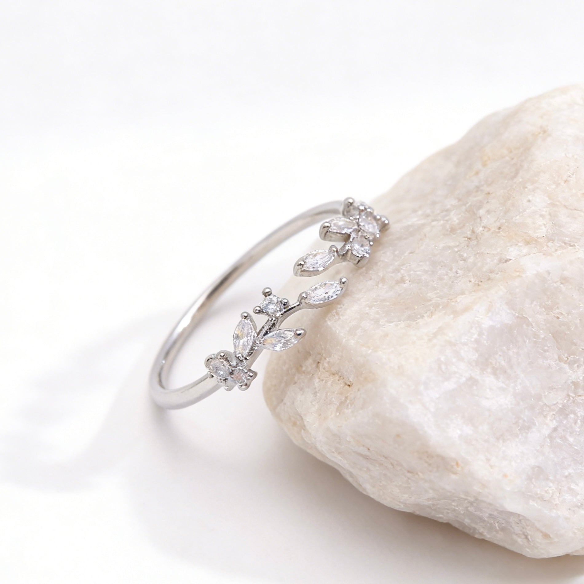 Alina leaf ring (white)