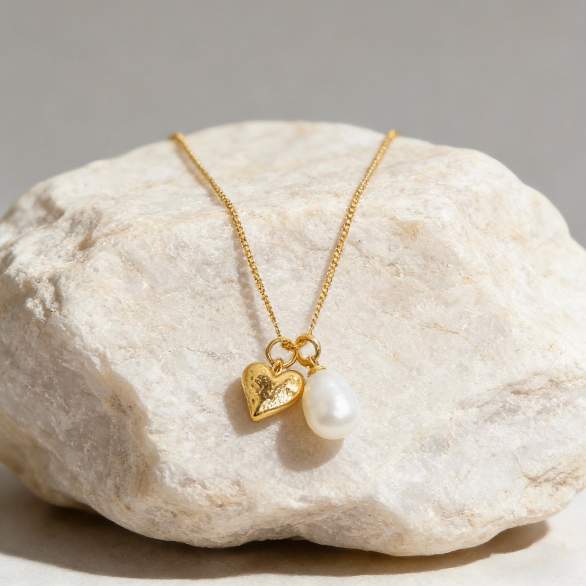 Versatile 18K gold plated necklace with detachable hammered heart and natural teardrop freshwater pearl pendants for customizable minimalist style