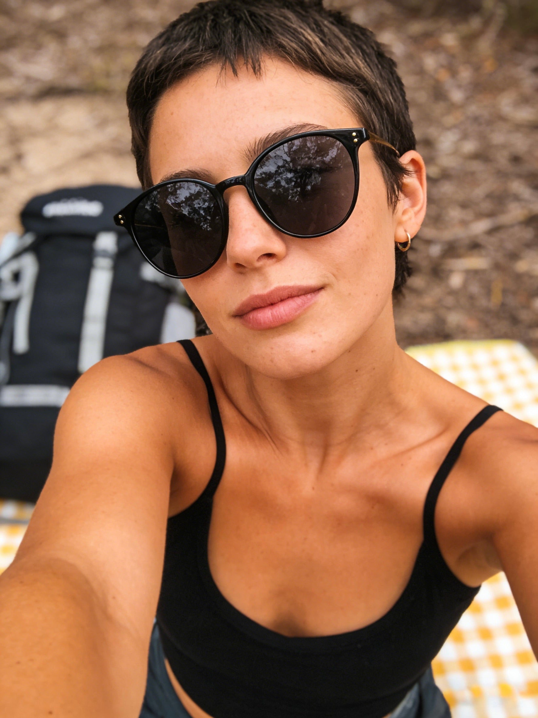  Unisex tortoiseshell round sunglasses with UV protection, polarised lenses, trendy fashion design.